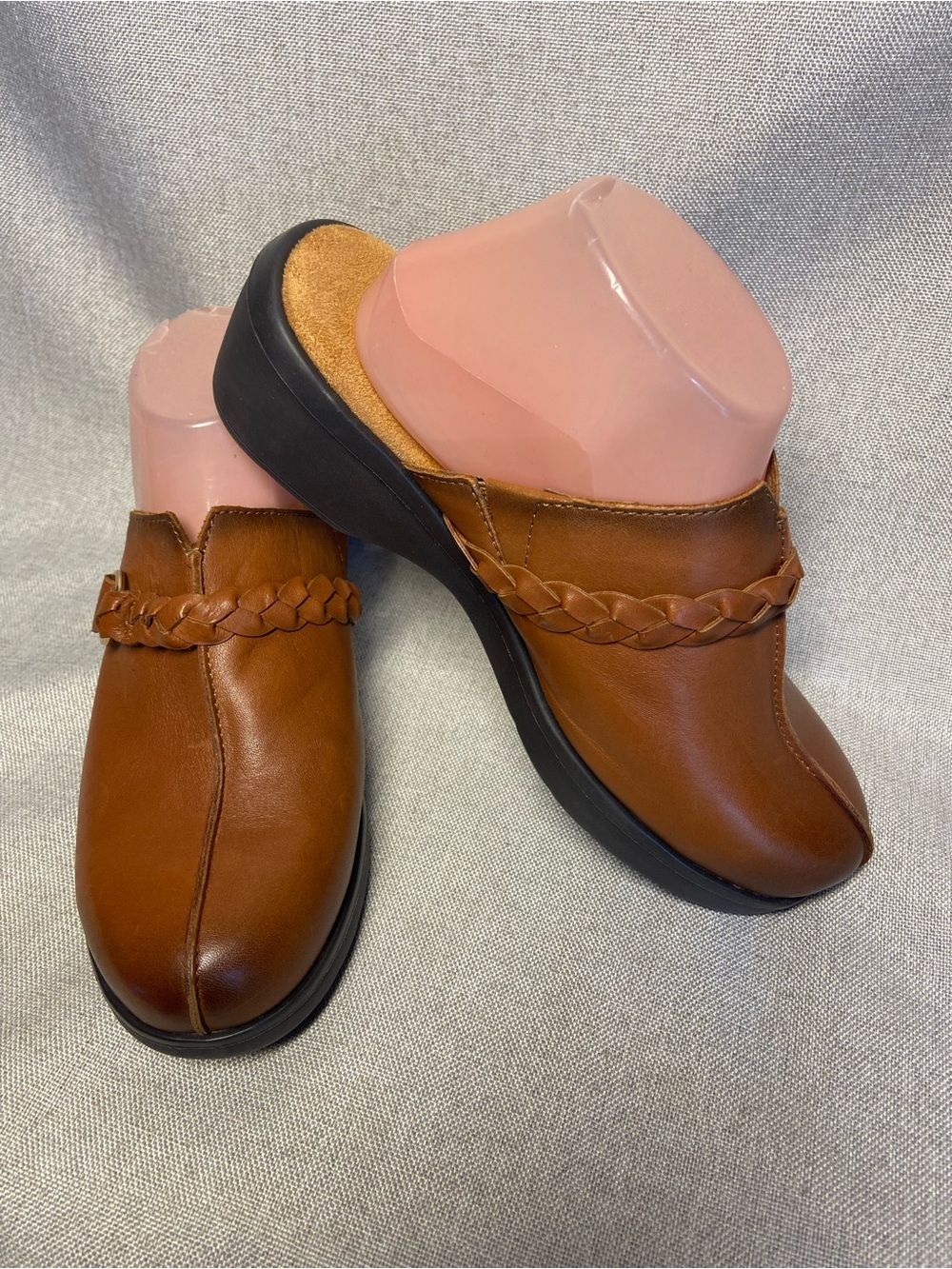 Easy Spirit Penelope Women's
Braided Strap Leather Clogs. Size 8,5W